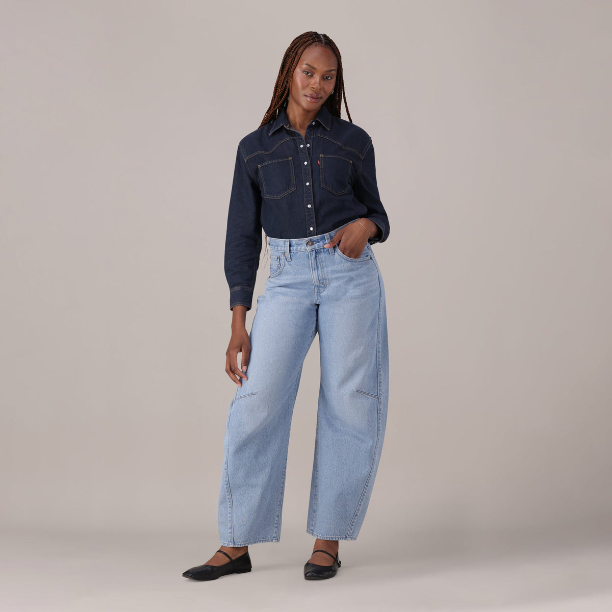 LEVI'S® WOMEN'S CINCH BARREL JEANS - MED INDIGO - WORN IN