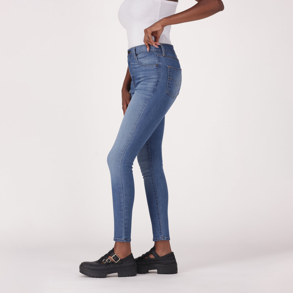 LEVI'S® WOMEN'S 720 HIGH-RISE SUPER SKINNY JEANS - MED INDIGO - FLAT FINISH
