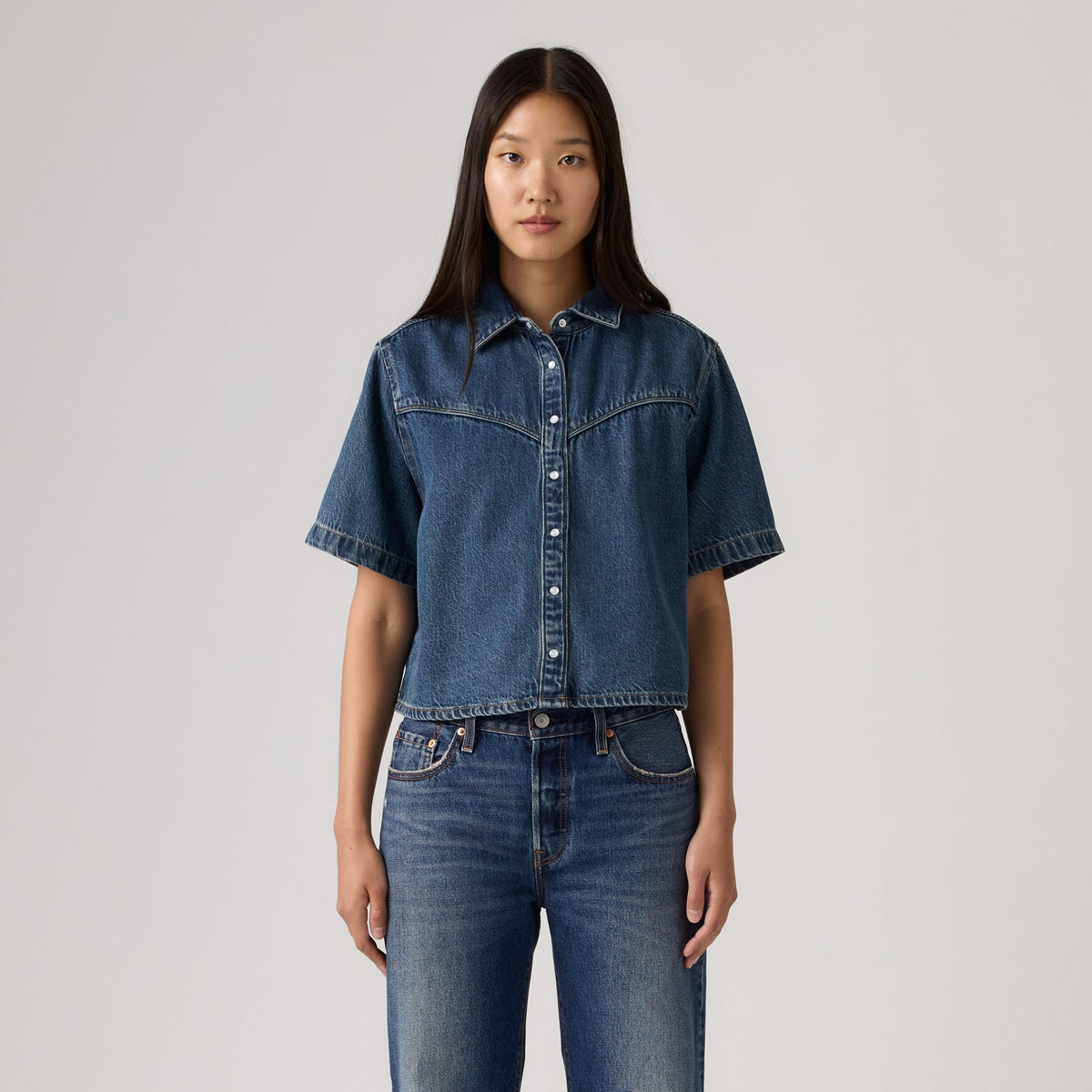LEVI'S® WOMEN'S LOGAN SHORT-SLEEVE DENIM SHIRT - DARK INDIGO - WORN IN